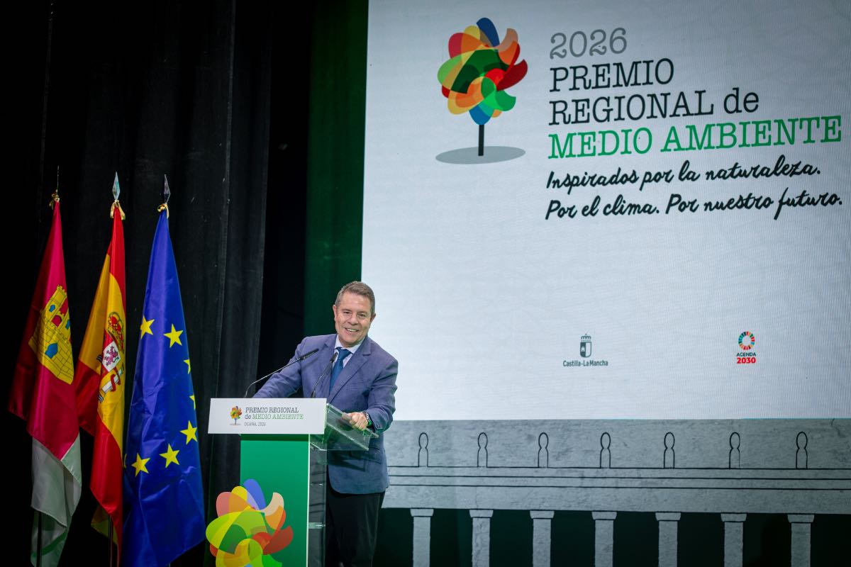 El presidente de Castilla-La Mancha, Emiliano García-Page, entrega los Premios Regionales de Medio Ambiente, en el Teatro Lope de Vega de Ocaña. (Fotos: Piedad López // JCCM)