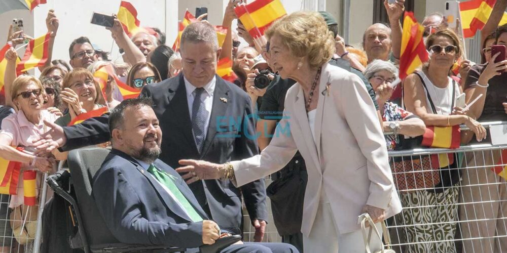 La reina Sofía, recibida por Emiliano García-Page y Juan Ramón Amores, a su llegada a La Roda. Foto: Rebeca Arango.