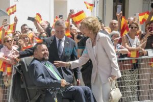 La reina Sofía, recibida por Emiliano García-Page y Juan Ramón Amores, a su llegada a La Roda. Foto: Rebeca Arango.