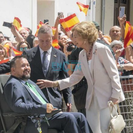 La reina Sofía, recibida por Emiliano García-Page y Juan Ramón Amores, a su llegada a La Roda. Foto: Rebeca Arango.