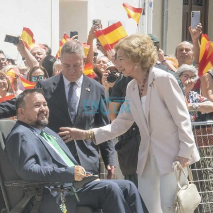 La reina Sofía, recibida por Emiliano García-Page y Juan Ramón Amores, a su llegada a La Roda. Foto: Rebeca Arango.
