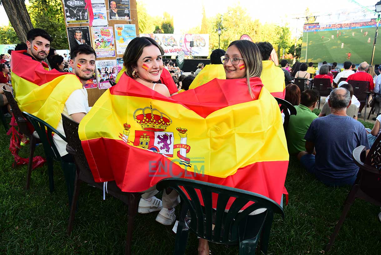 Aficionados viendo en la calle un partido de la selección. Foto: Rebeca Arango.