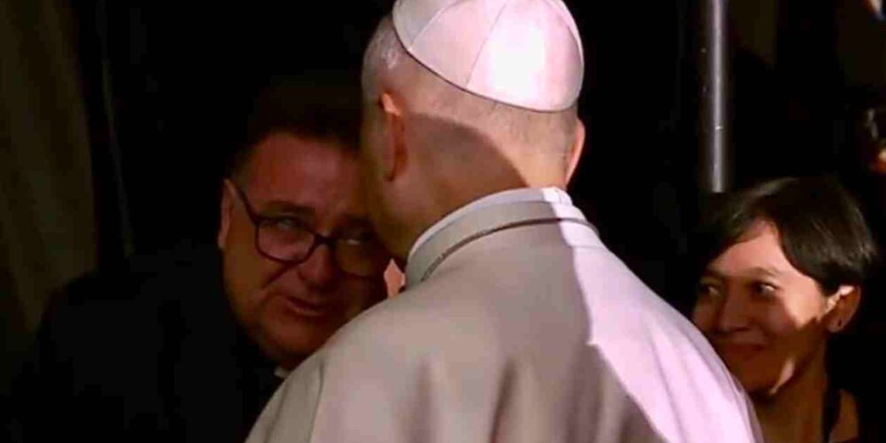 Raúl Tinajero saludando al papa León XIV.