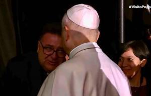 Raúl Tinajero saludando al papa León XIV.