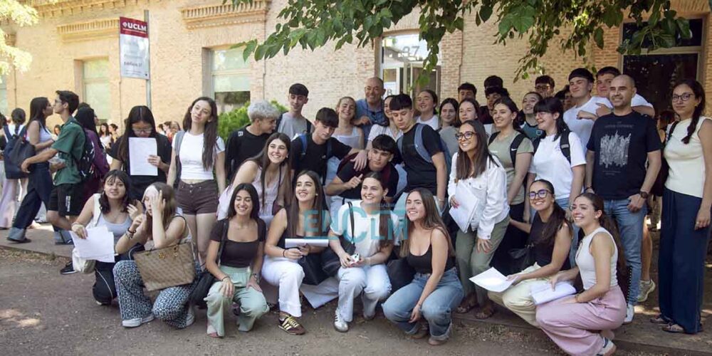 Alumnos del IES Guadalerzas de Los Yébenes antes de entrar a la segunda prueba de la PAU.