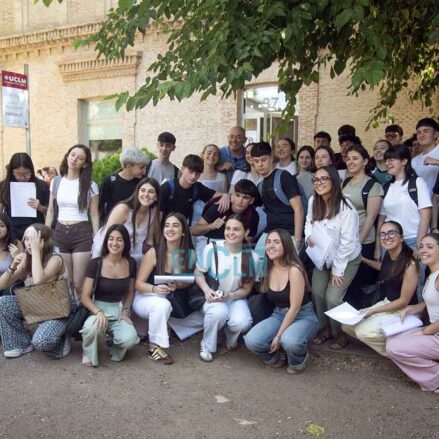 Alumnos del IES Guadalerzas de Los Yébenes antes de entrar a la segunda prueba de la PAU.