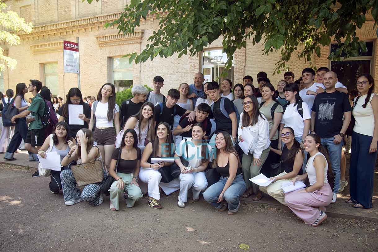 Alumnos del IES Guadalerzas de Los Yébenes antes de entrar a la segunda prueba de la PAU.