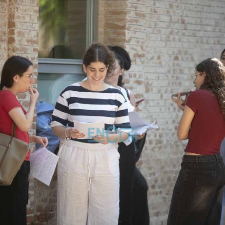 Un grupo de estudiantes en el campus de Fábrica de Armas de Toledo para realizar las pruebas de la PAU 2026. Foto: ENCLM/Rebeca Arango