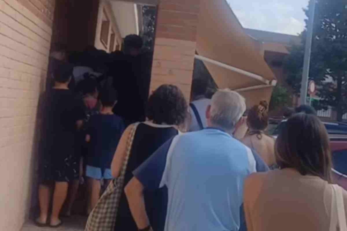 Gente agolpándose a la entrada de la piscina. Foto cedida por Toledodiario.