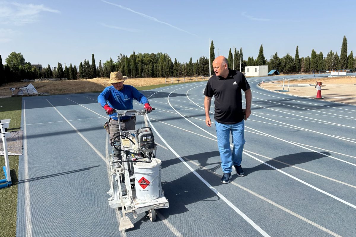 El concejal de Deportes del Ayuntamiento de Albacete, junto a un trabajador, en las pistas de atletismo