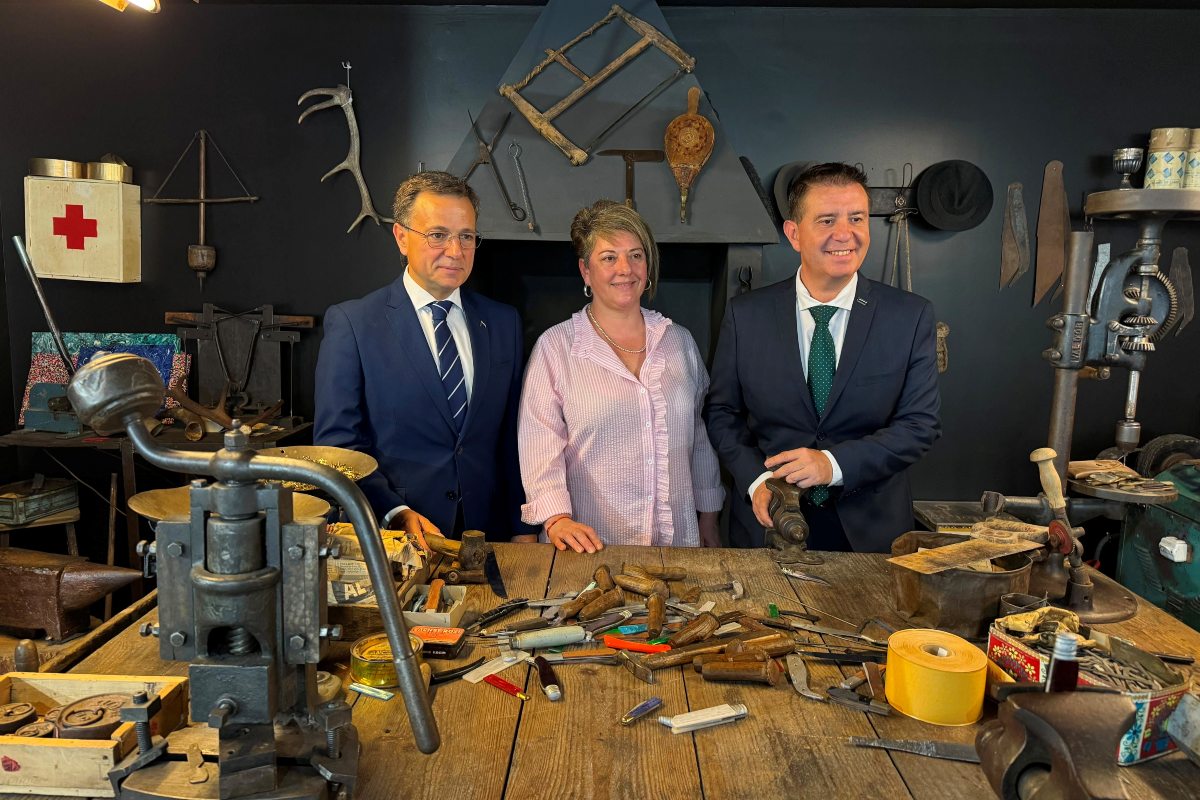 Manuel Serrano, Pilar Jiménez y Santiago Cabañero, en el taller cuchillero del Museo de la Cuchillería de Albacete
