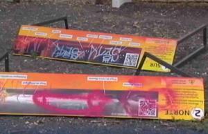 Imagen de los carteles destrozados en el Mirador de los Mares, en Poblete.