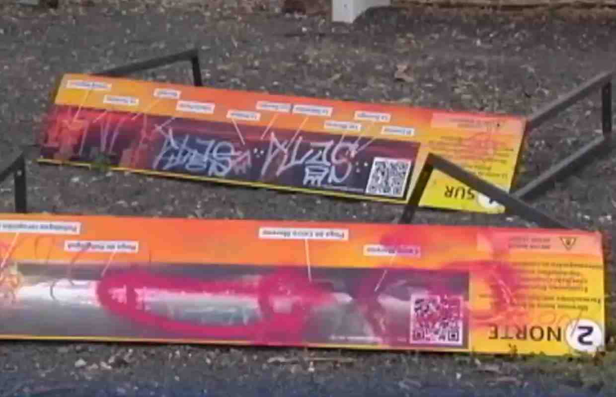 Imagen de los carteles destrozados en el Mirador de los Mares, en Poblete.