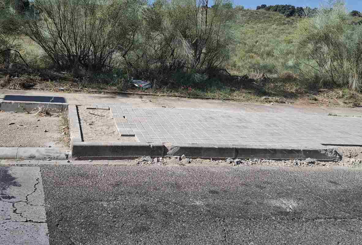 Zona donde retiraron contenedores soterrados.