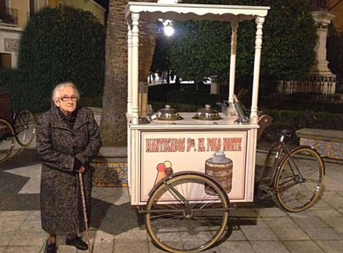 María Teresa Ortiz posando con uno de los tradicionales carros de helado