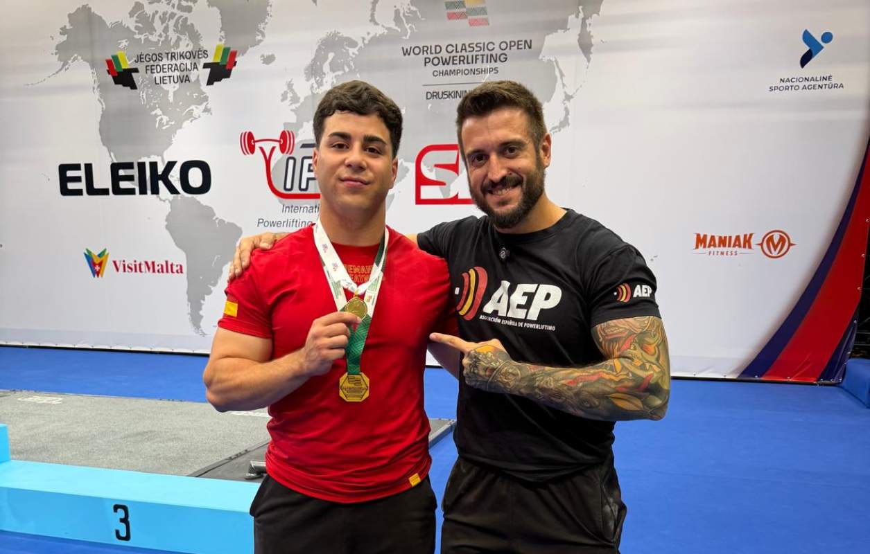 Andrés Fernández (izquierda), con su entrenador, Óscar Sánchez.