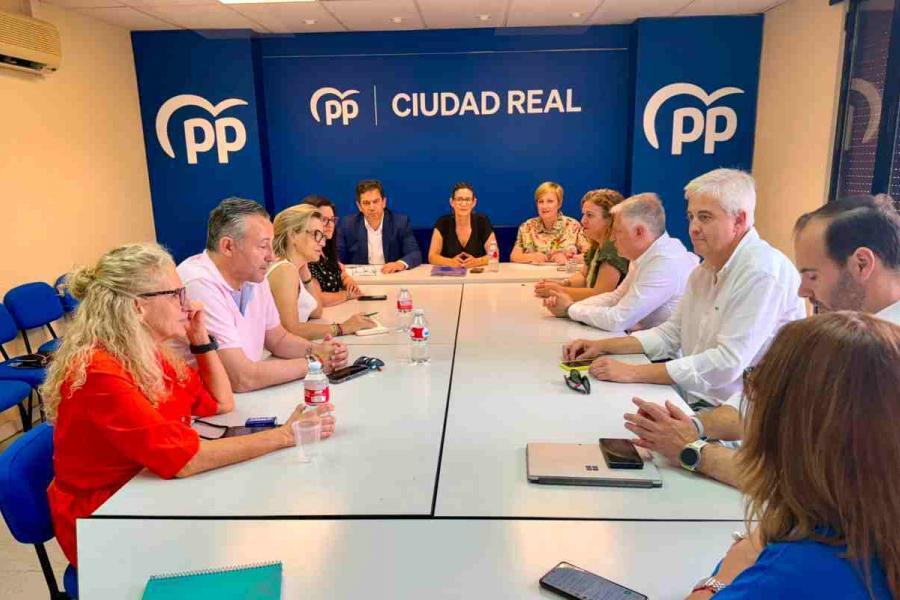 El PP acusa al Gobierno de Page de «legitimar» el modelo de financiación de Sánchez por acudir a la reunión