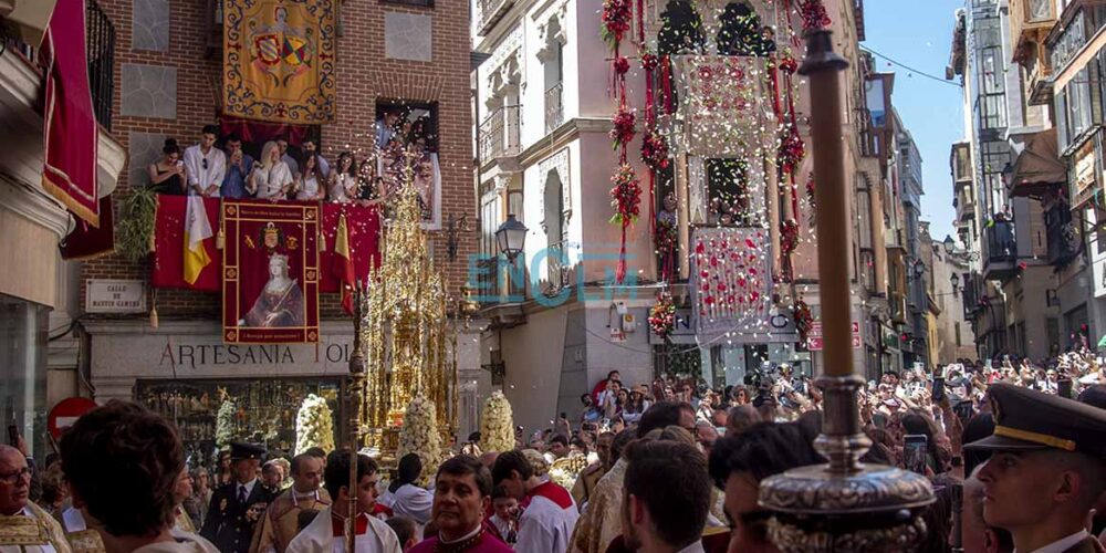 Pétalos sobre la Custodia de Arfe a su paso por las Cuatro Calles. Foto: Rebeca Arango.
