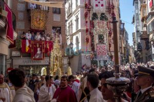 Pétalos sobre la Custodia de Arfe a su paso por las Cuatro Calles. Foto: Rebeca Arango.