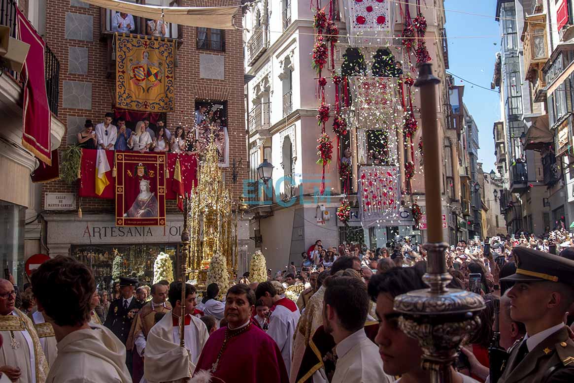 Pétalos sobre la Custodia de Arfe a su paso por las Cuatro Calles. Foto: Rebeca Arango.