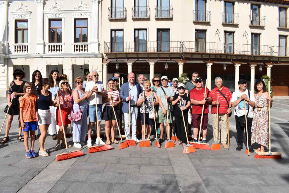 Alberto Rojo, junto a representantes vecinales de diferentes barrios de la ciudad