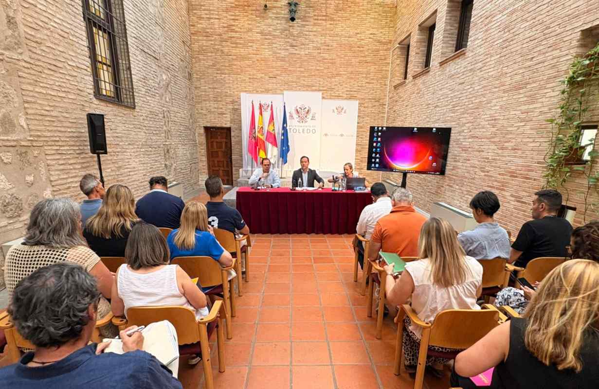 Reunión del alcalde de Toledo con directores de colegios de la ciudad.