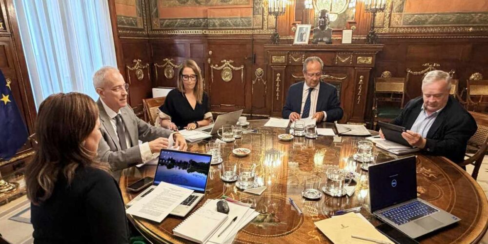 El consejero de Hacienda, Administraciones Públicas y Transformación Digital, Juan Alfonso Ruiz en la reunión con representantes del Ministerio.