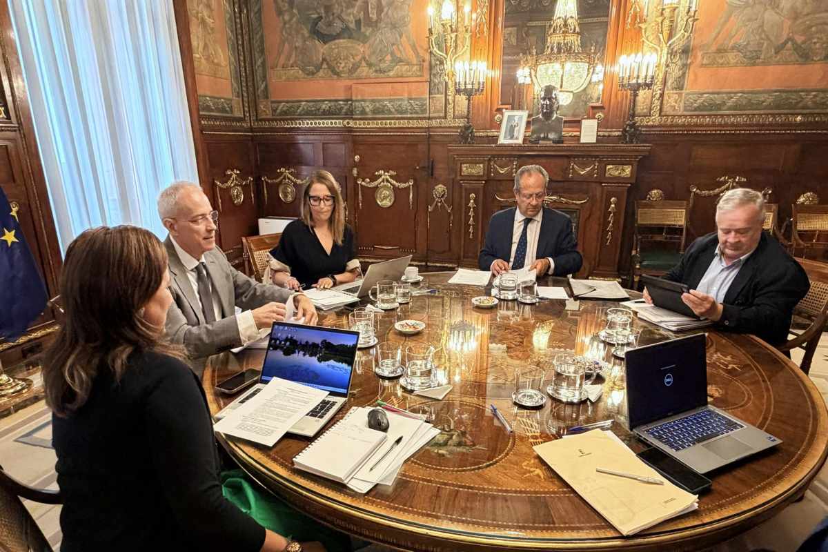 El consejero de Hacienda, Administraciones Públicas y Transformación Digital, Juan Alfonso Ruiz en la reunión con representantes del Ministerio.