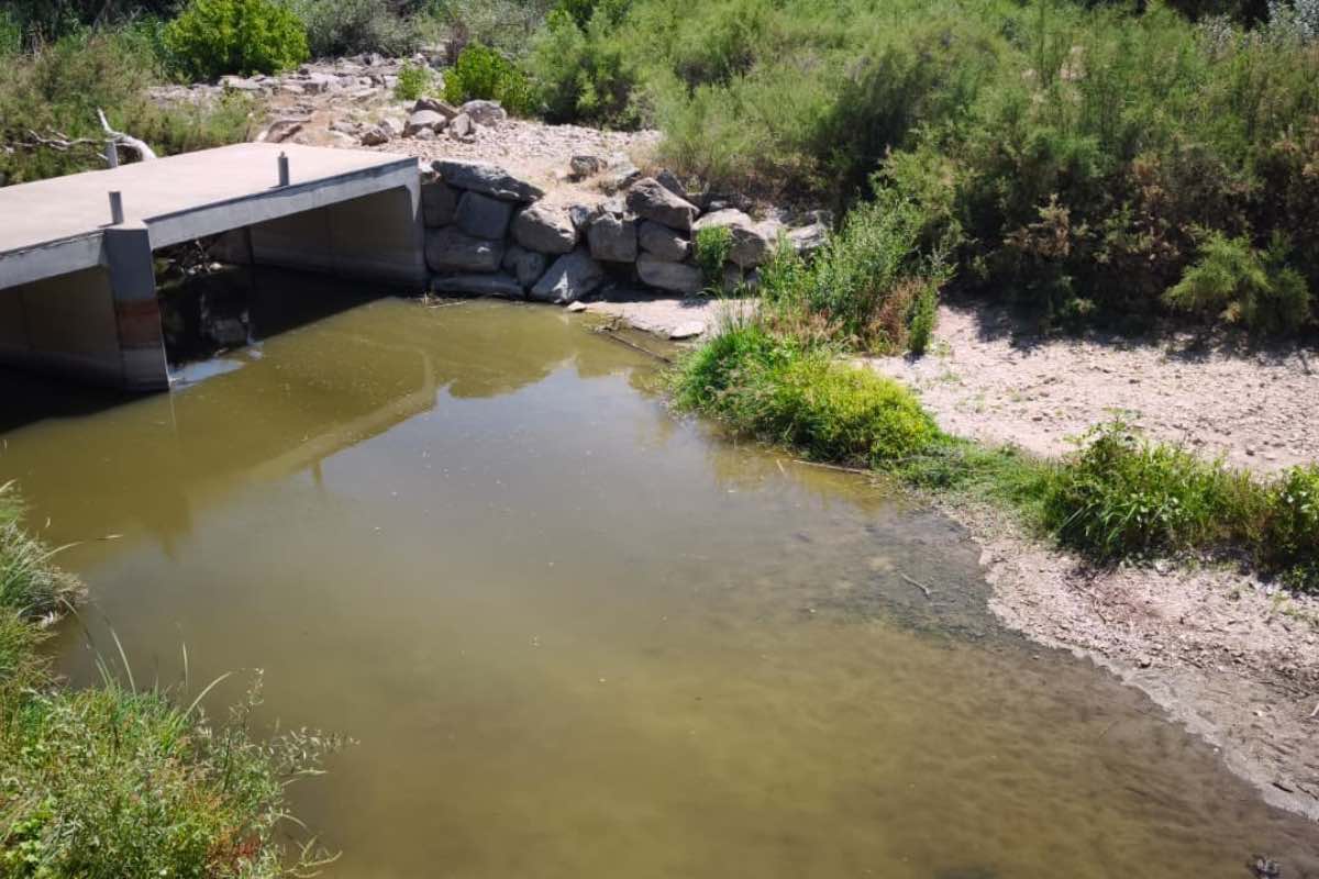 Balsa de agua por donde acceden al río los piragüistas del Talak