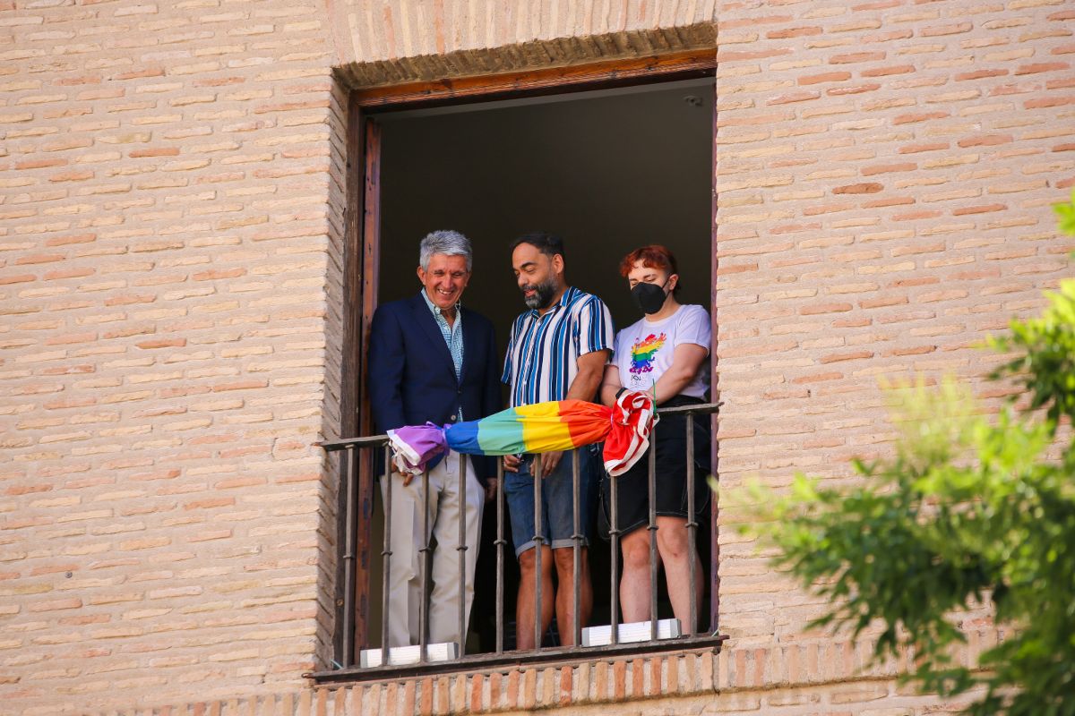 Desplegada la bandera LGTBI en la Delegación del Gobierno