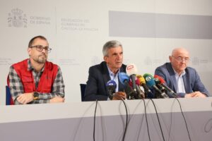 El delegado del Gobierno (centro) en una rueda de prensa este lunes