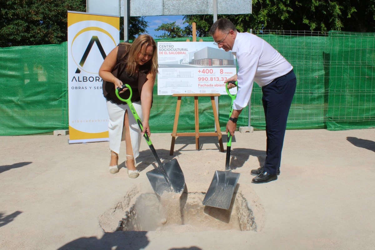 El alcalde de Albacete y la alcaldesa de El Salobral colocan la primera piedra de la ampliación del centro sociocultural