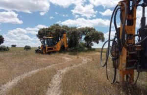 Máquina perforadora y excavadora utilizada dentro de las parcelas del proyecto “Helena Solar”. Foto: Salvemos los Campos.