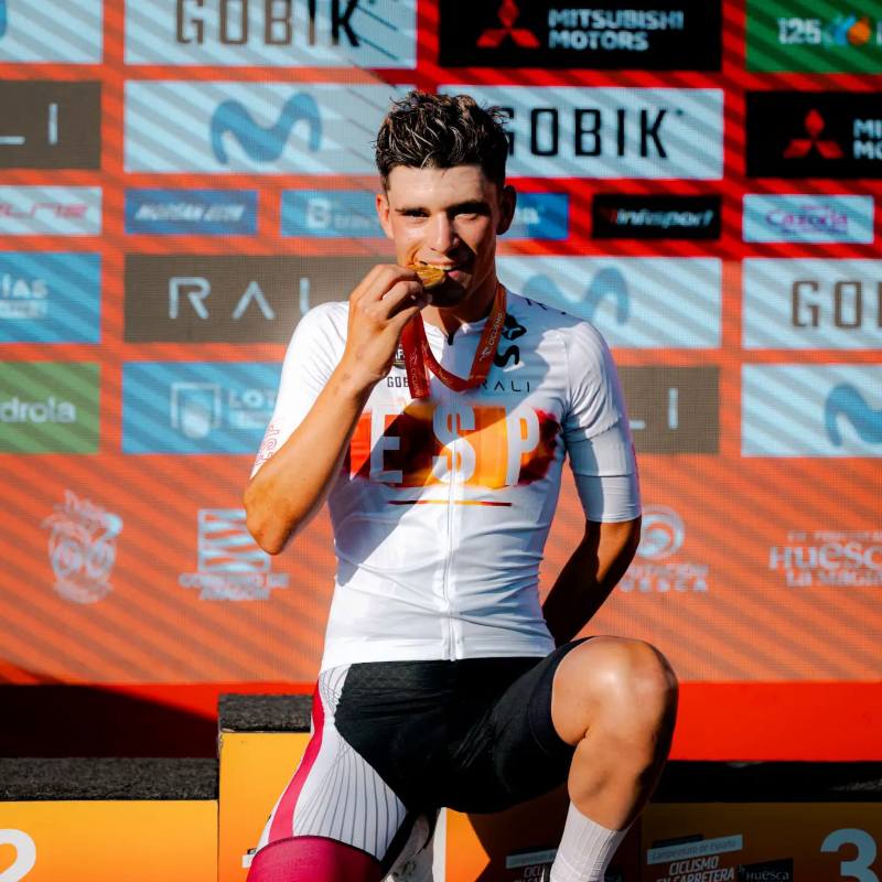 Manuel Sanroma exhibe su medalla de campeón. Foto: Federación de Ciclismo de CLM.