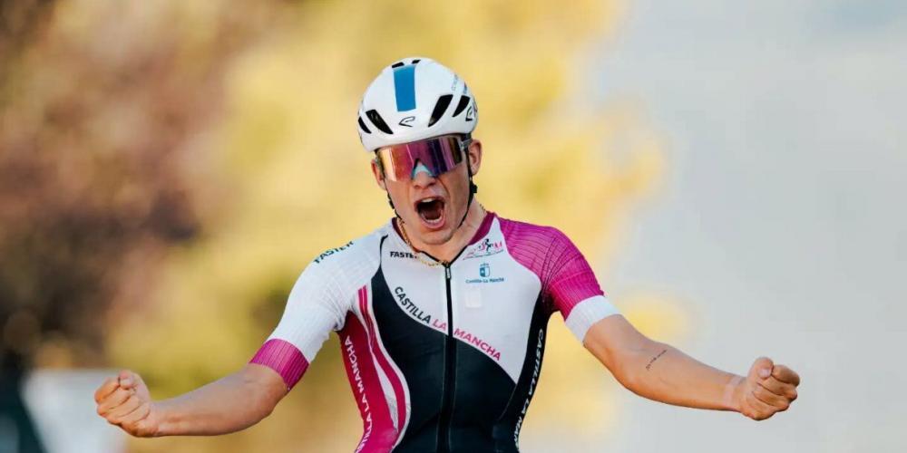 Manuel Sanroma, llegando a la meta. Foto: Federación de Ciclismo de CLM.