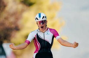 Manuel Sanroma, llegando a la meta. Foto: Federación de Ciclismo de CLM.