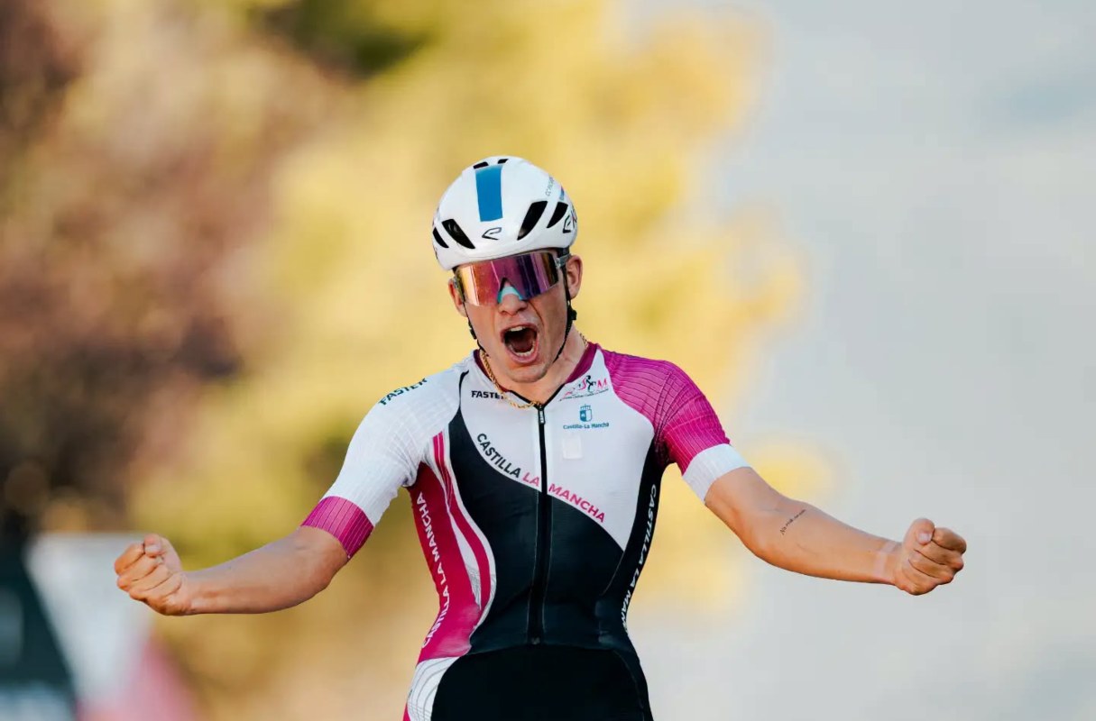Manuel Sanroma, llegando a la meta. Foto: Federación de Ciclismo de CLM.