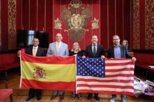 El alcalde de Toledo, Carlos Velázquez, ha recibido a una delegación de Toledo (Ohio) encabezada por su alcalde, Wade Kapszukiewicz