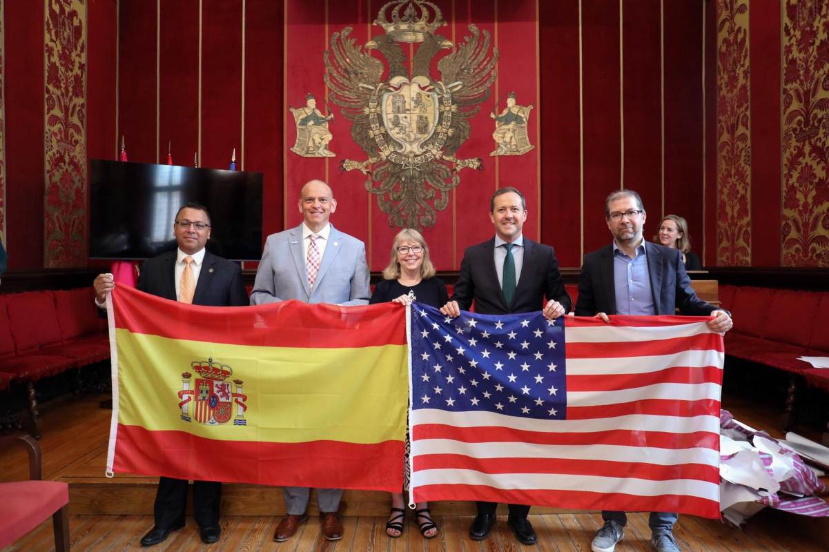 El alcalde de Toledo, Carlos Velázquez, ha recibido a una delegación de Toledo (Ohio) encabezada por su alcalde, Wade Kapszukiewicz