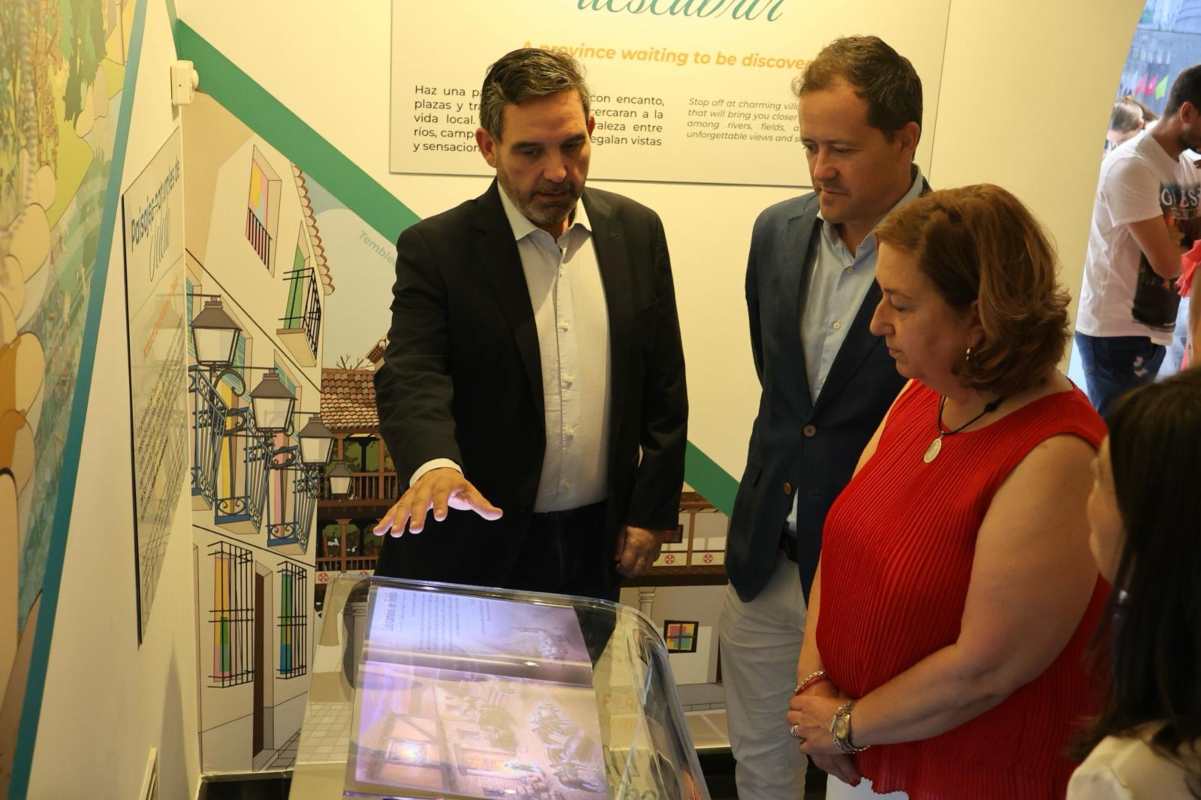 Romera, Velázquez y Cedillo, en la sala "El Mirador de Toledo".