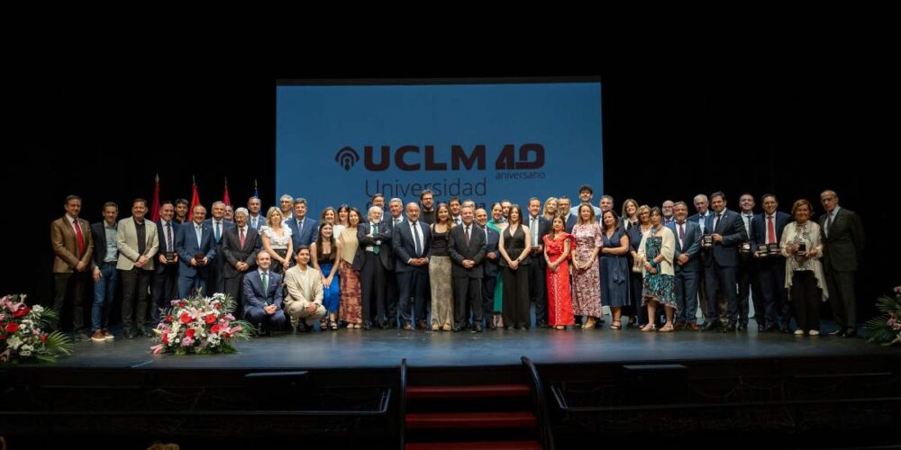 Foto de familia de la gala de la UCLM.