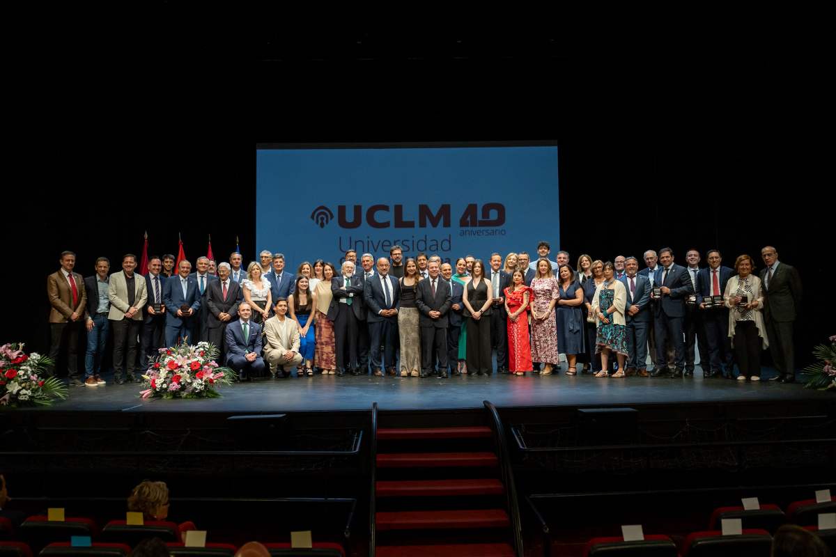 Foto de familia de la gala de la UCLM.