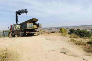 Instalación de una plataforma en el mirador de los fotógrafos, en el Valle, en Toledo. Foto: David Romero.