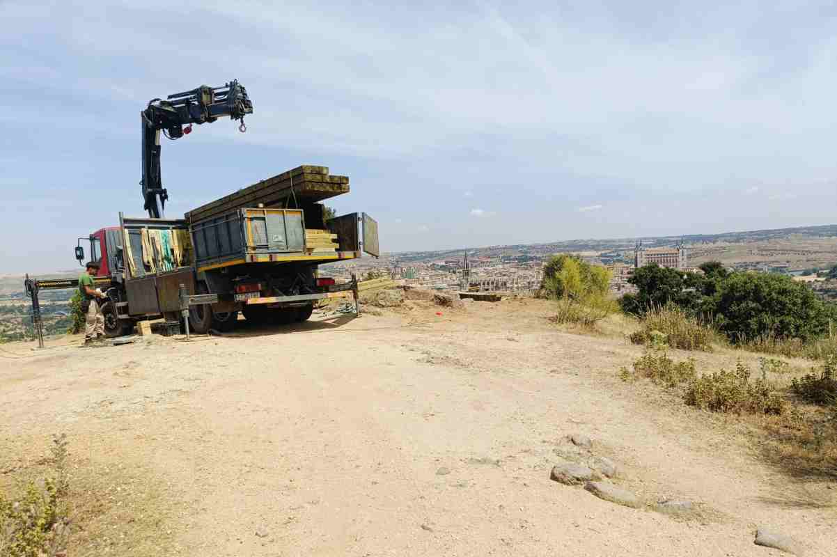 Instalación de una plataforma en el mirador de los fotógrafos, en el Valle, en Toledo. Foto: David Romero.