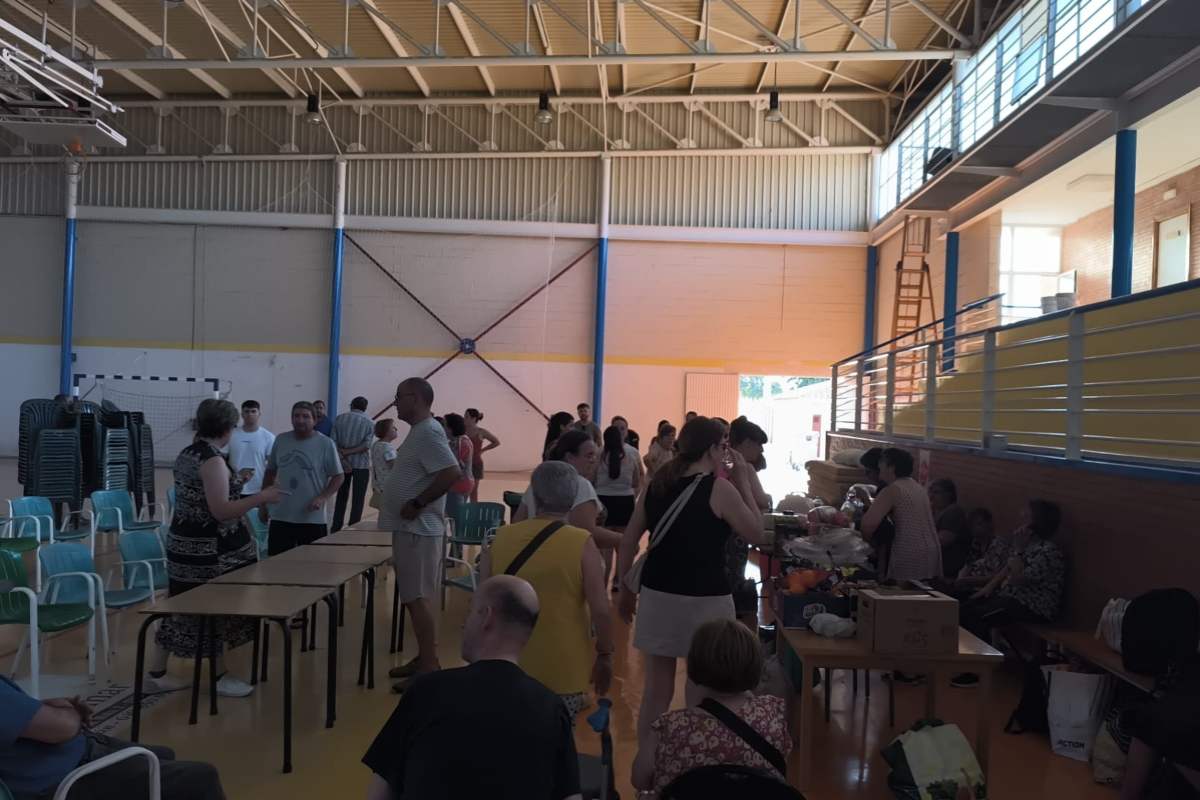 Vecinos desalojados y voluntarios de Viso del Marqués en el Pabellón habilitado.