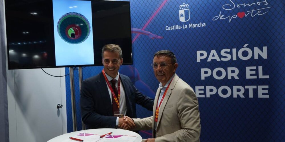 Carlos Yuste, en el stand regional del 'Sport Summit Madrid 2026'.