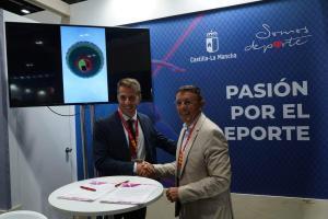 Carlos Yuste, en el stand regional del 'Sport Summit Madrid 2026'.