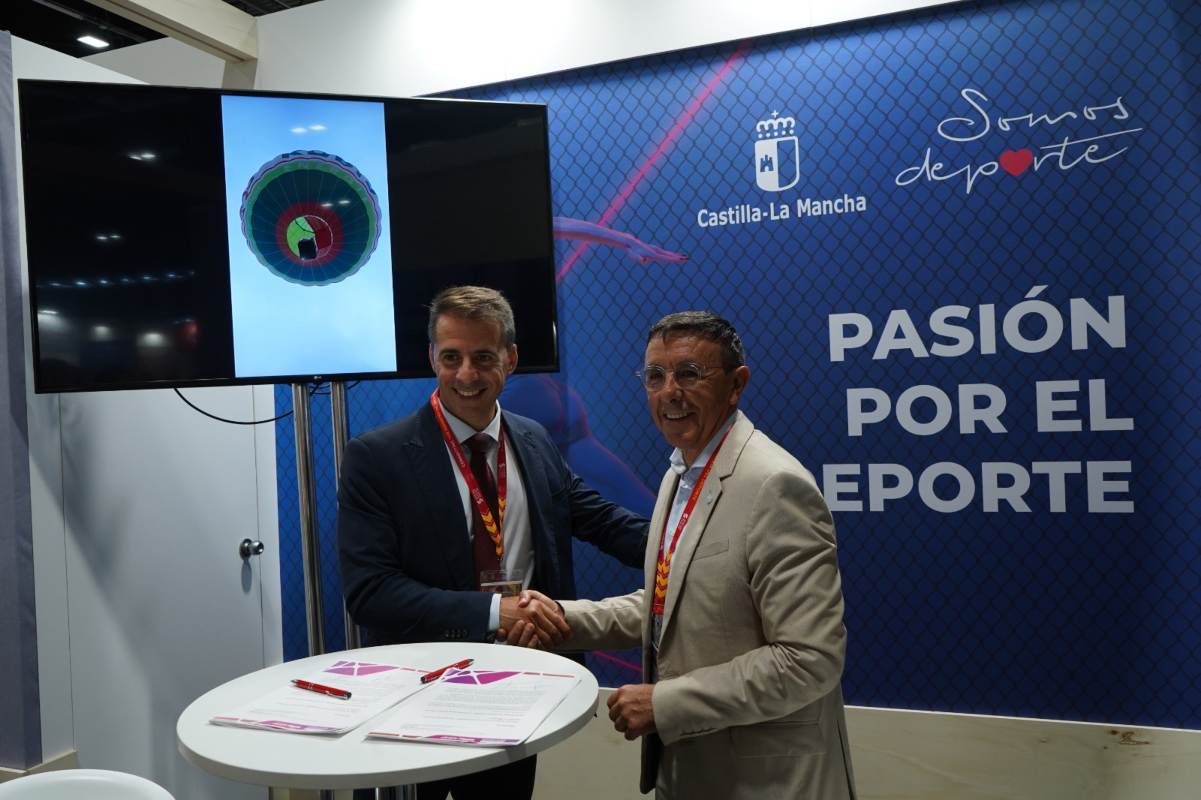 Carlos Yuste, en el stand regional del 'Sport Summit Madrid 2026'.