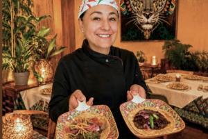 Dueña del restaurante Luna Azteca de Albacete muestra su "Taco Templo Mayor"