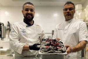 Adolfo y Óscar Romero con una de sus últimas creaciones, el helado de sabor vulcano, de sésamo negro, frambuesa y crujiente de chocolate inspirado en el pasado volcánico del Campo de Calatrava